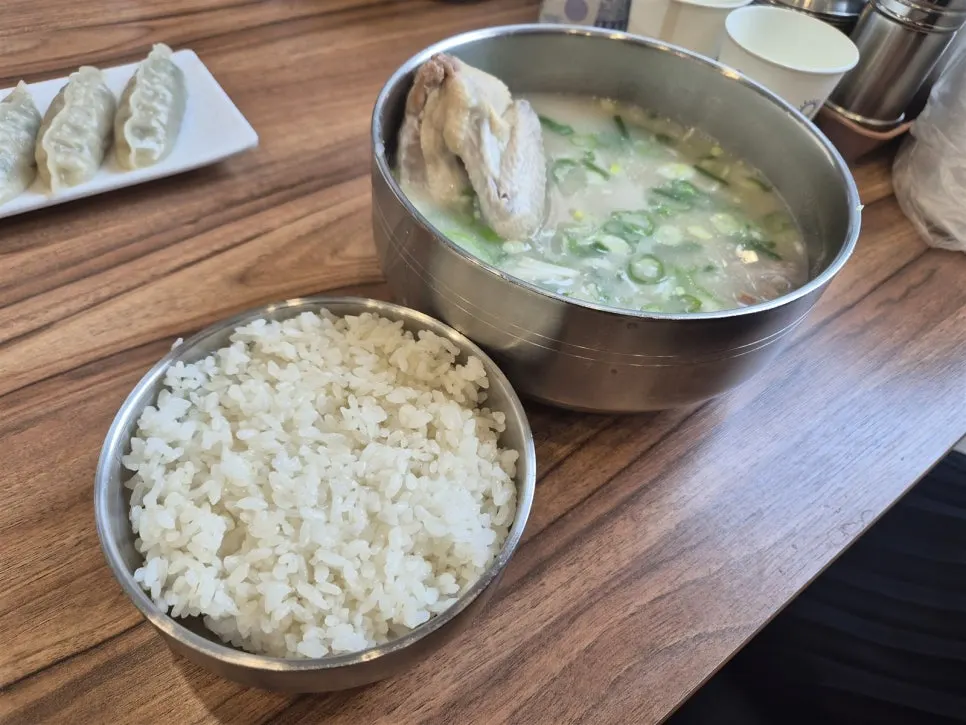 Dak gomtang served together with a bowl of rice
