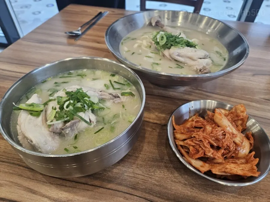 Chicken kalguksu and chicken gomtang placed side by side