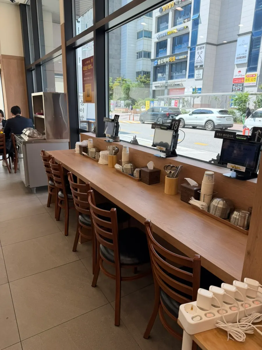Dining hall seating including a 6-person group table