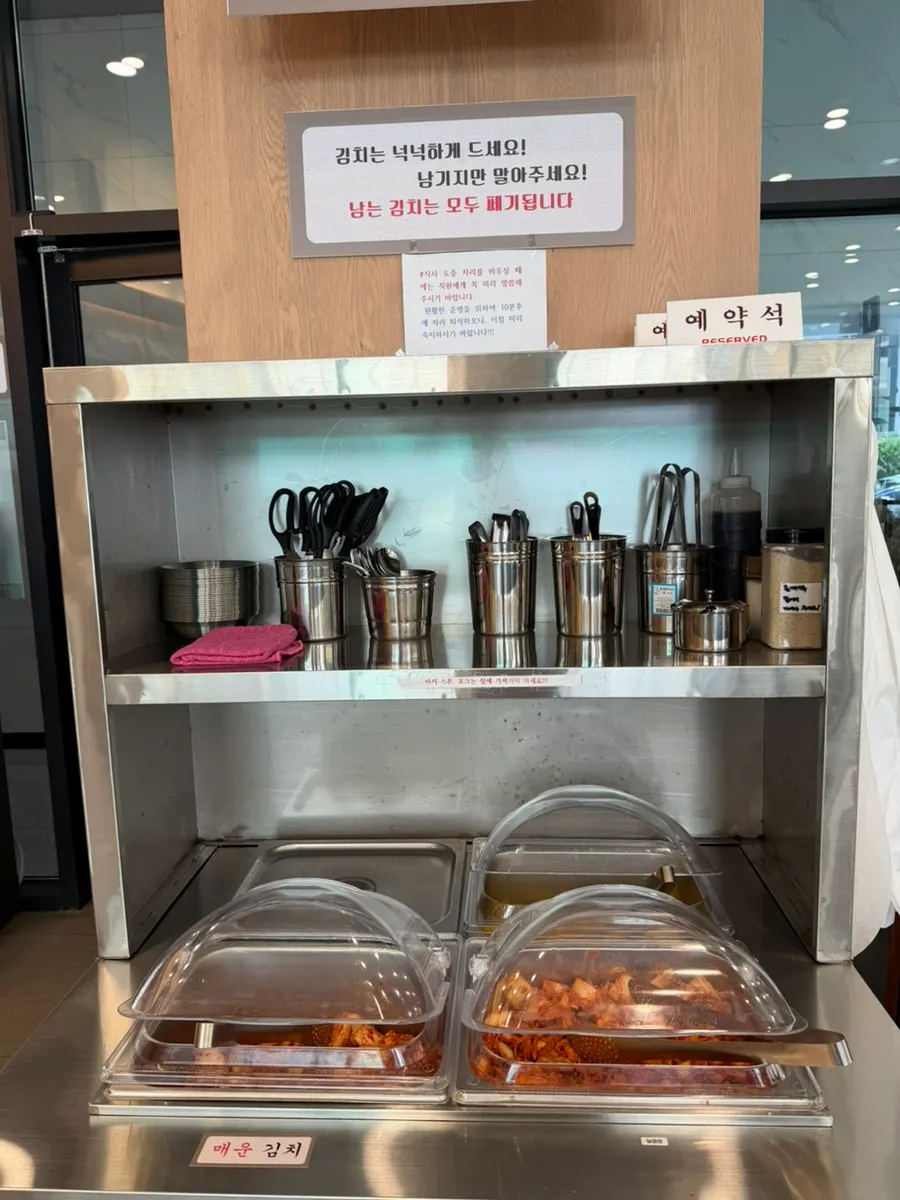Sign explaining noodles boiled fresh every 15 minutes