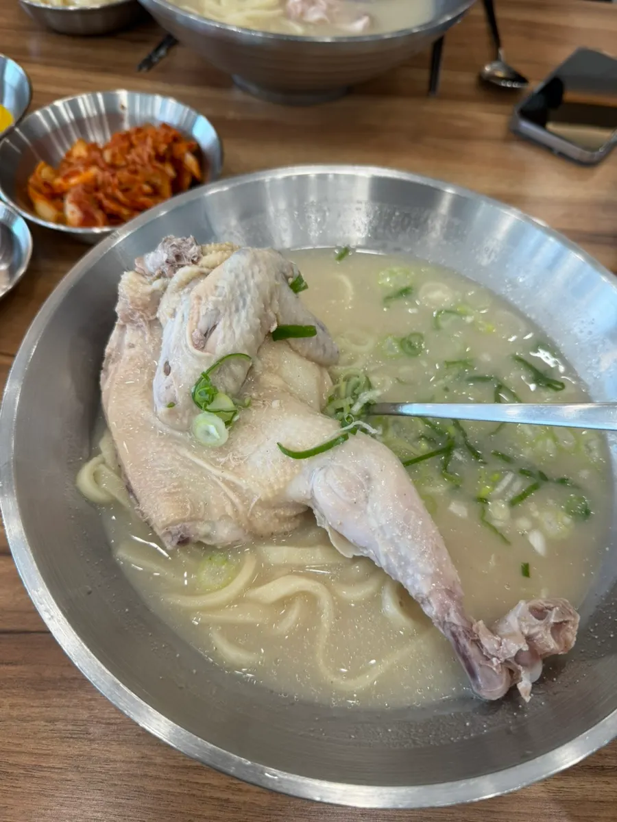 A bowl of dak kalguksu ready to eat