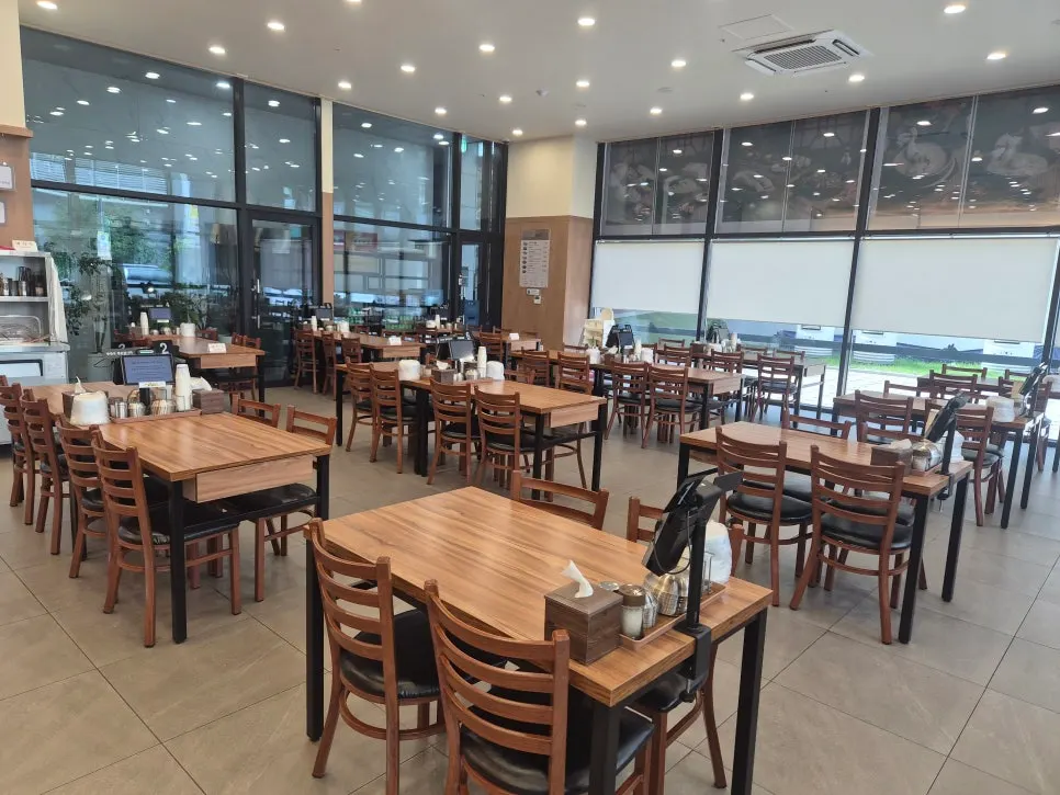 Bright and tidy restaurant interior