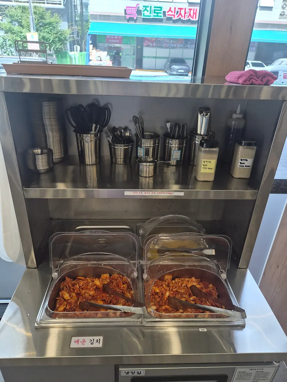 Self-service station for extra side dishes
