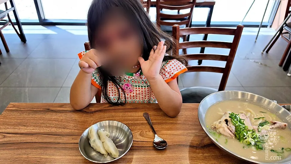 濃厚な鶏カルグクスのスープ