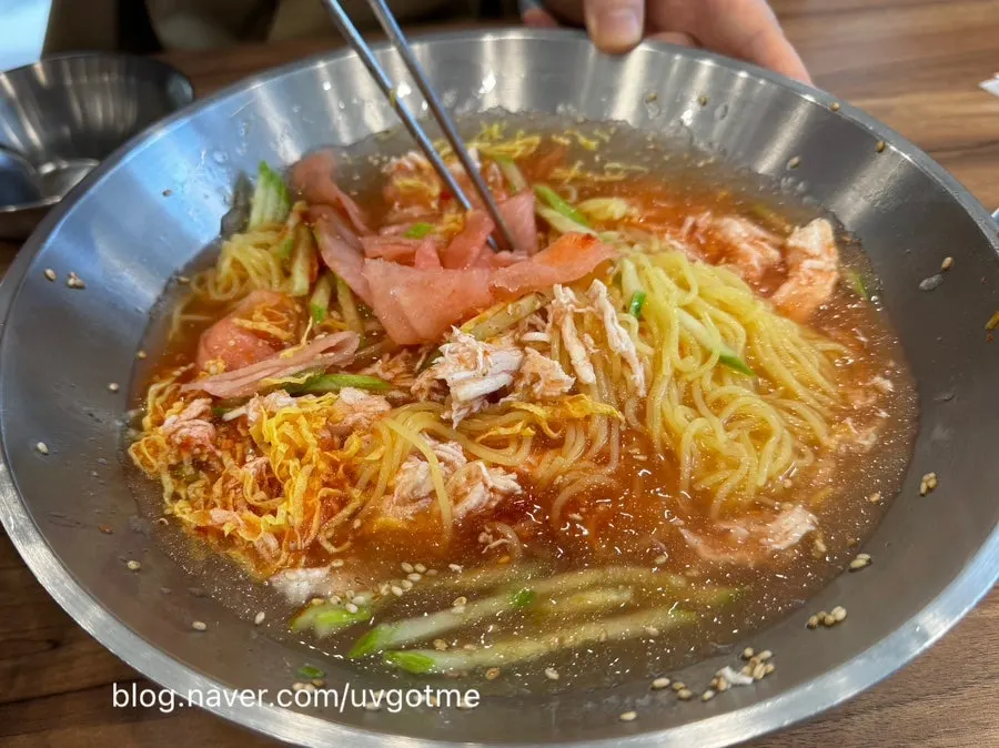 A lunch meal at Eonyang Dak Kalguksu Songdo Branch