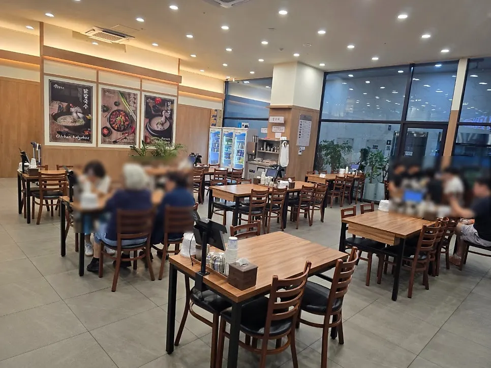 Clean interior of Eonyang Dak Kalguksu Incheon Songdo Branch