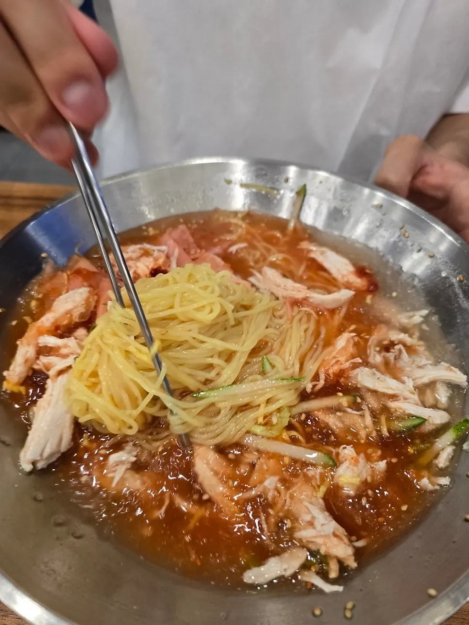 Chogye-guksu with chicken and noodles