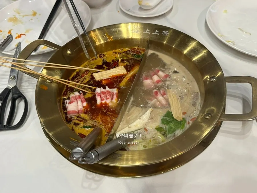 끓기 시작한 훠궈 탕 사진