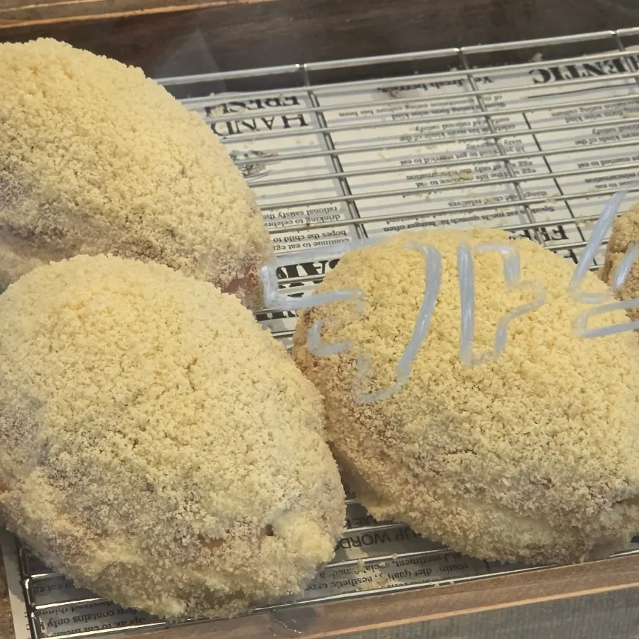 Nampan penuh salt bread yang baru keluar dari oven