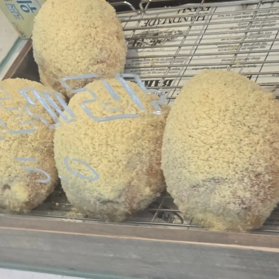 Salt bread hangat di atas nampan