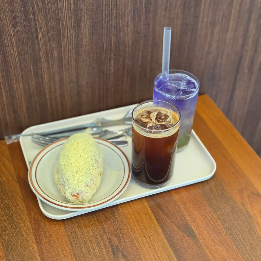 Cream castella salt bread disajikan bersama pisau