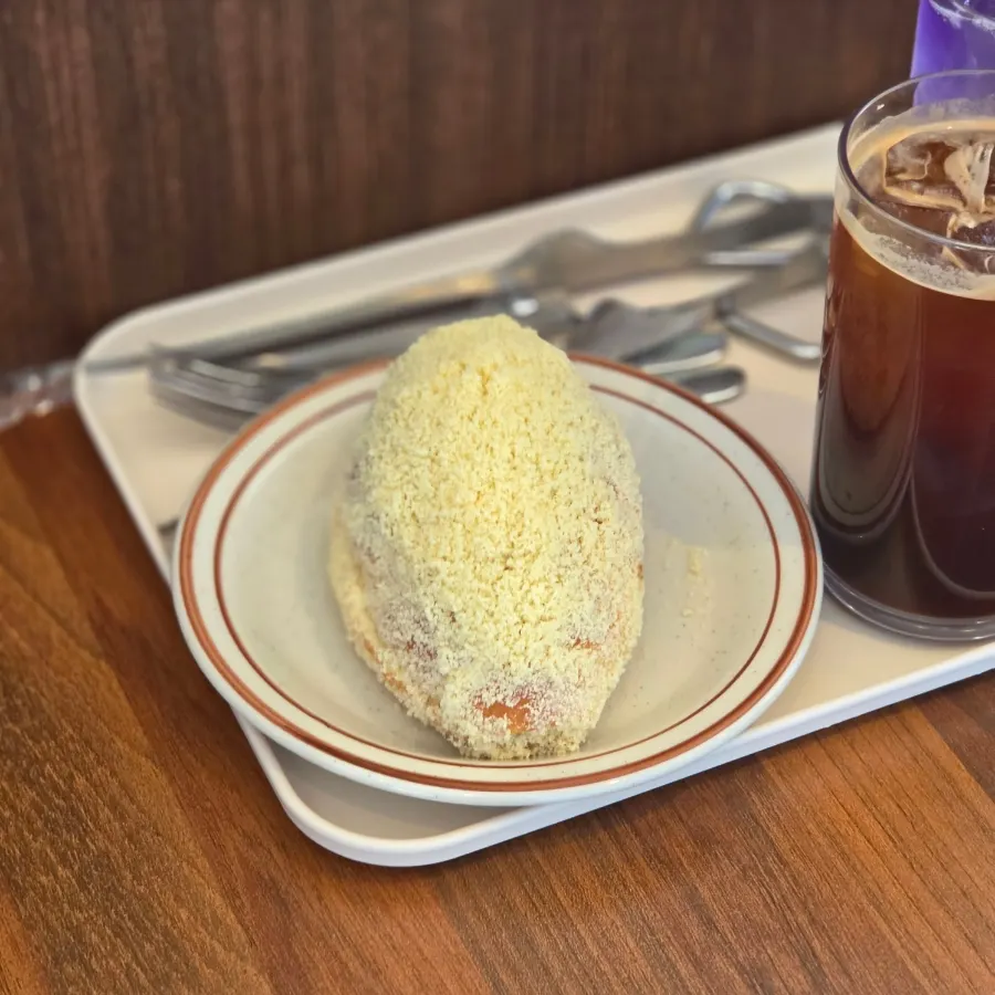 Meja dengan castella salt bread dan minuman