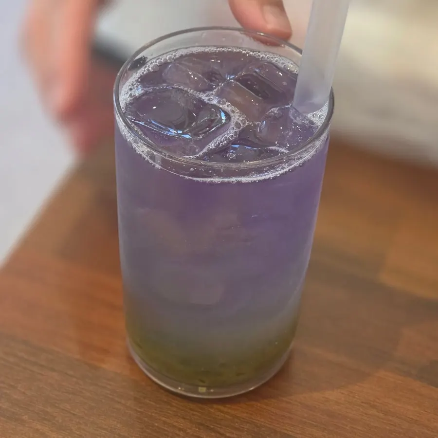 Gelas ade penuh daging buah anggur hijau