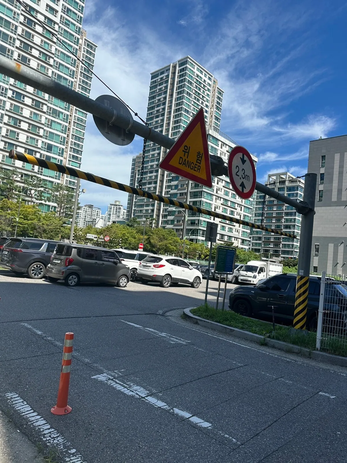Exterior of Cafe Cozy Bear on Haedoiri-ro