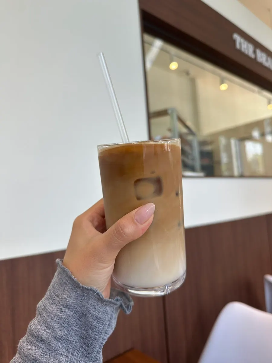 A glass of iced café latte
