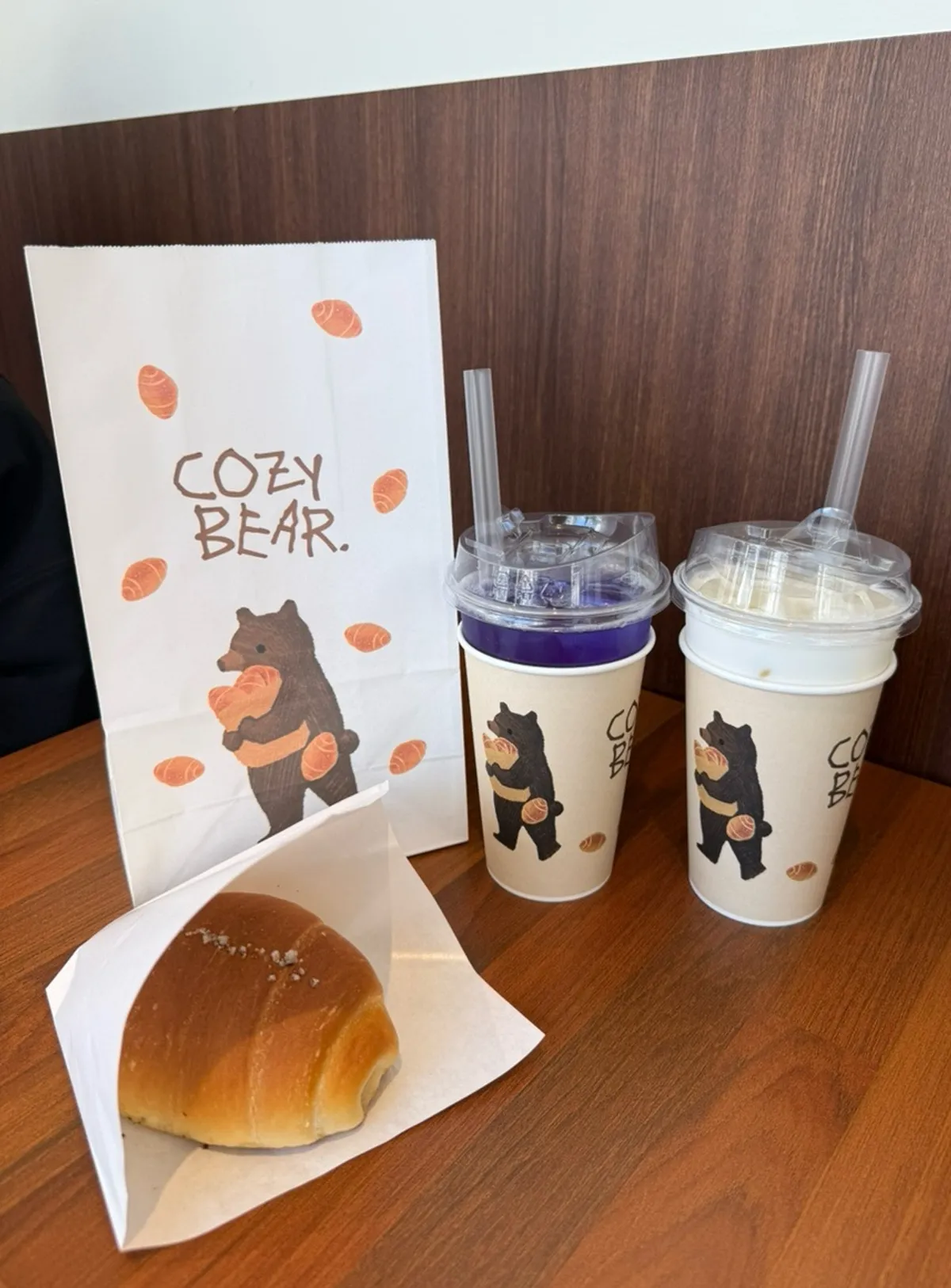 Salt bread and drinks at Cozy Bear in Songdo