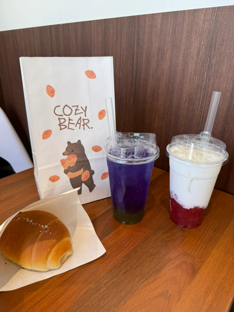 Overview of the table with salt bread and drinks