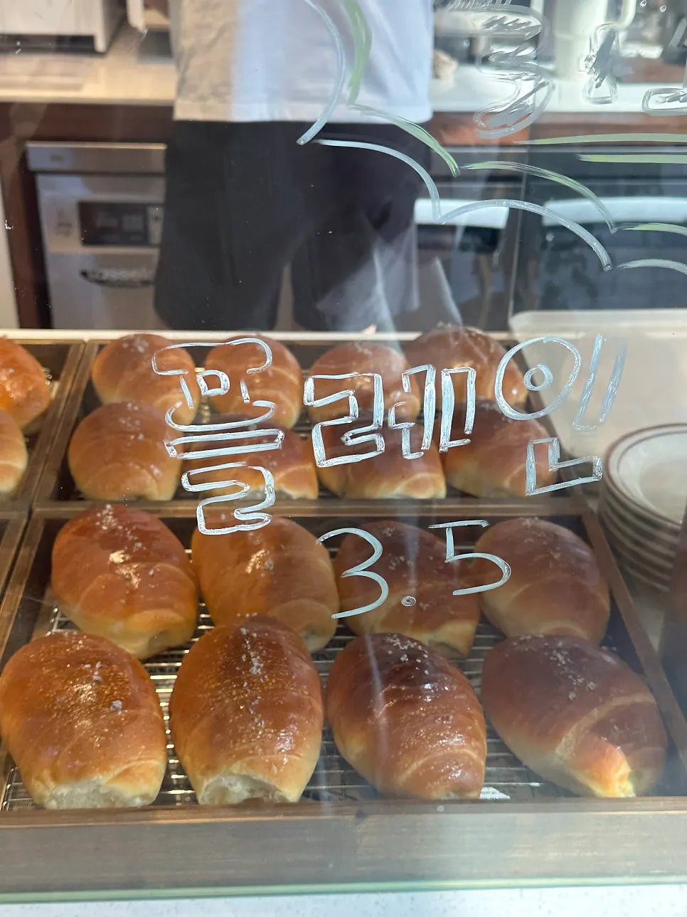 코지베어 소금빵 진열대