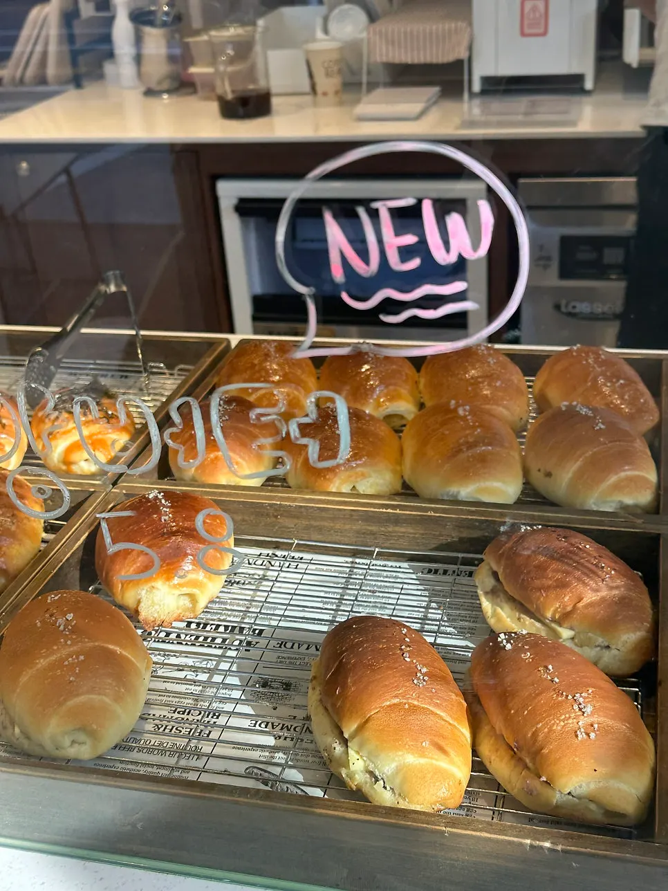 진열된 플레인 소금빵