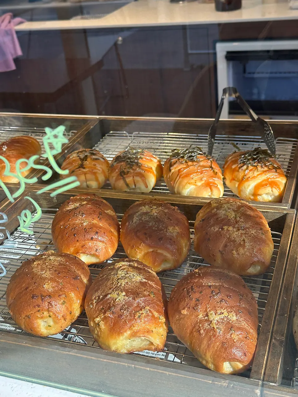 감자소금빵이 놓인 진열대