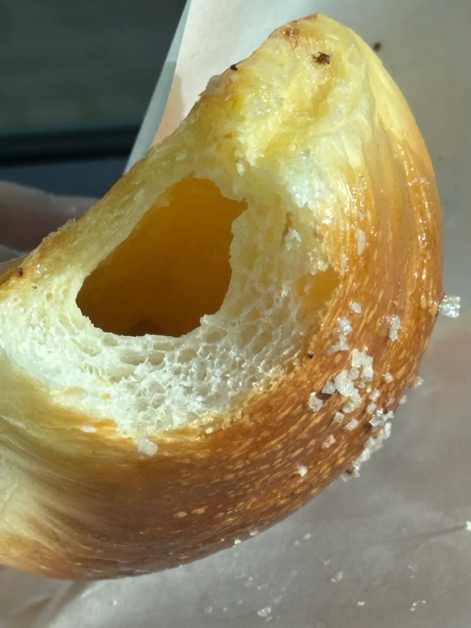 접시에 담은 플레인 소금빵