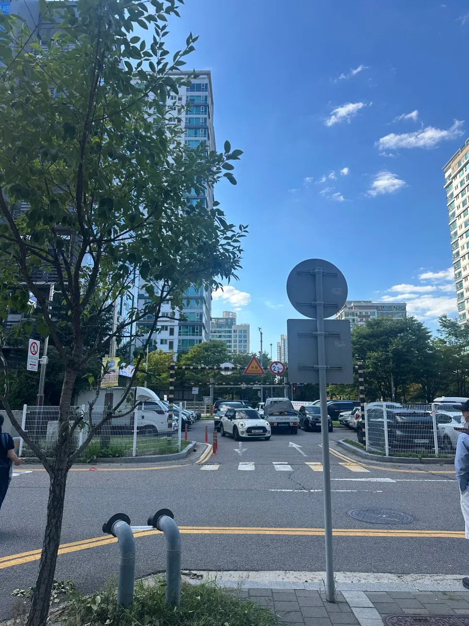 코지베어 앞 상가 거리와 주차 공간