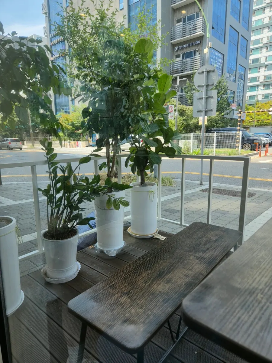 코지베어 가게 앞 야외 테라스 테이블