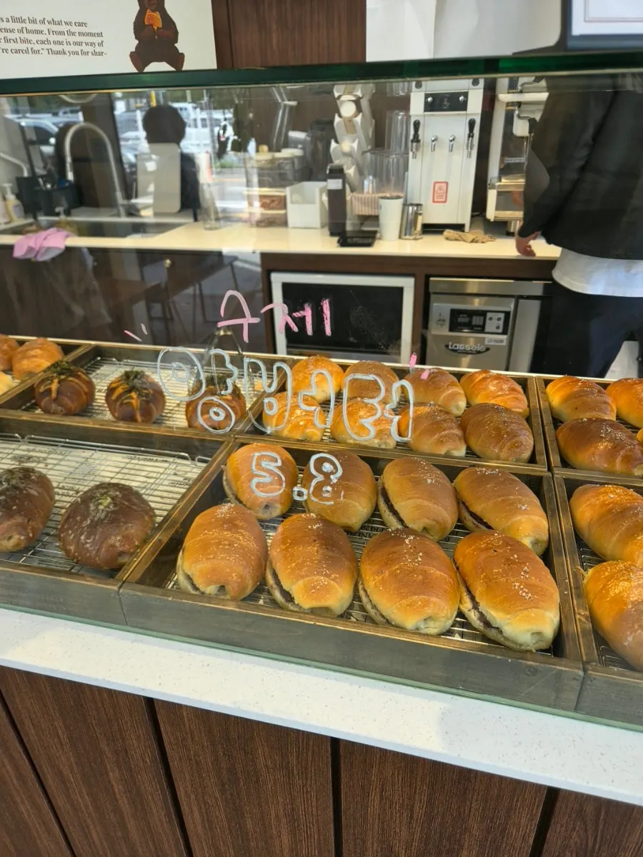 크림이 올라간 소금빵 쇼케이스 전경