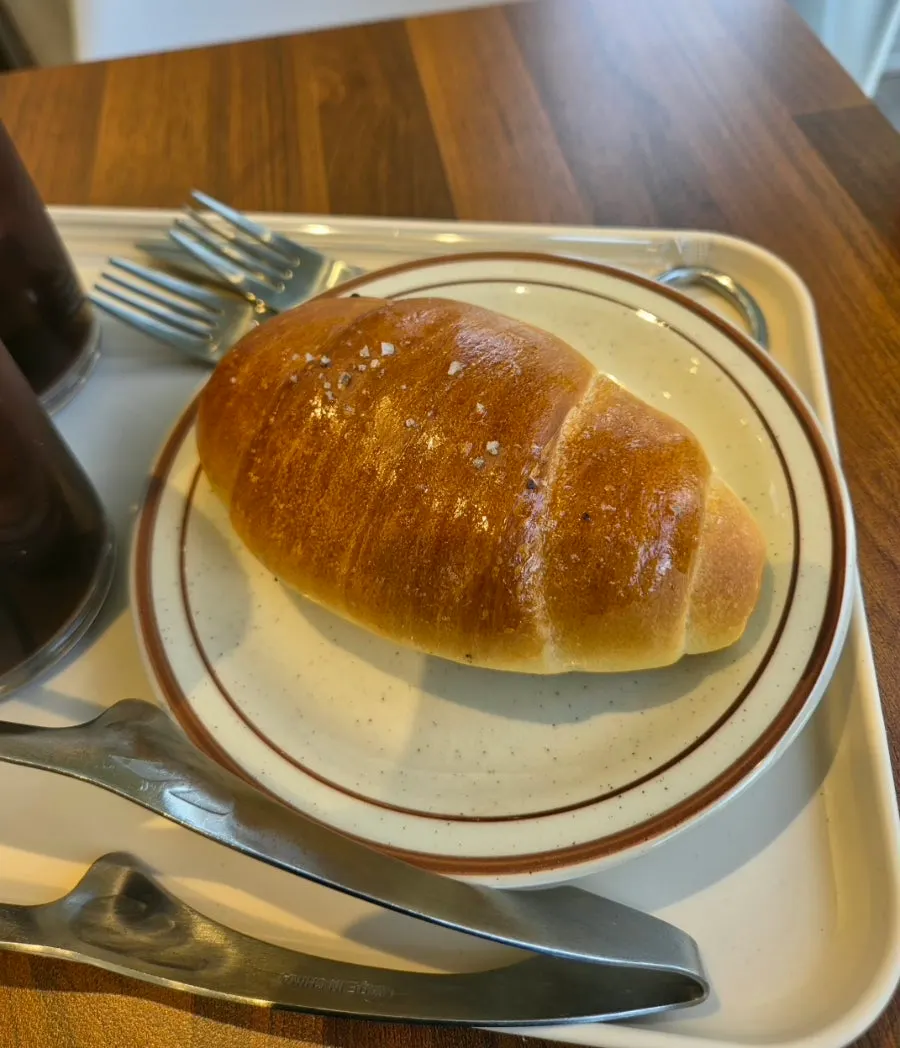 소금빵과 함께 나온 집게와 빵 가위