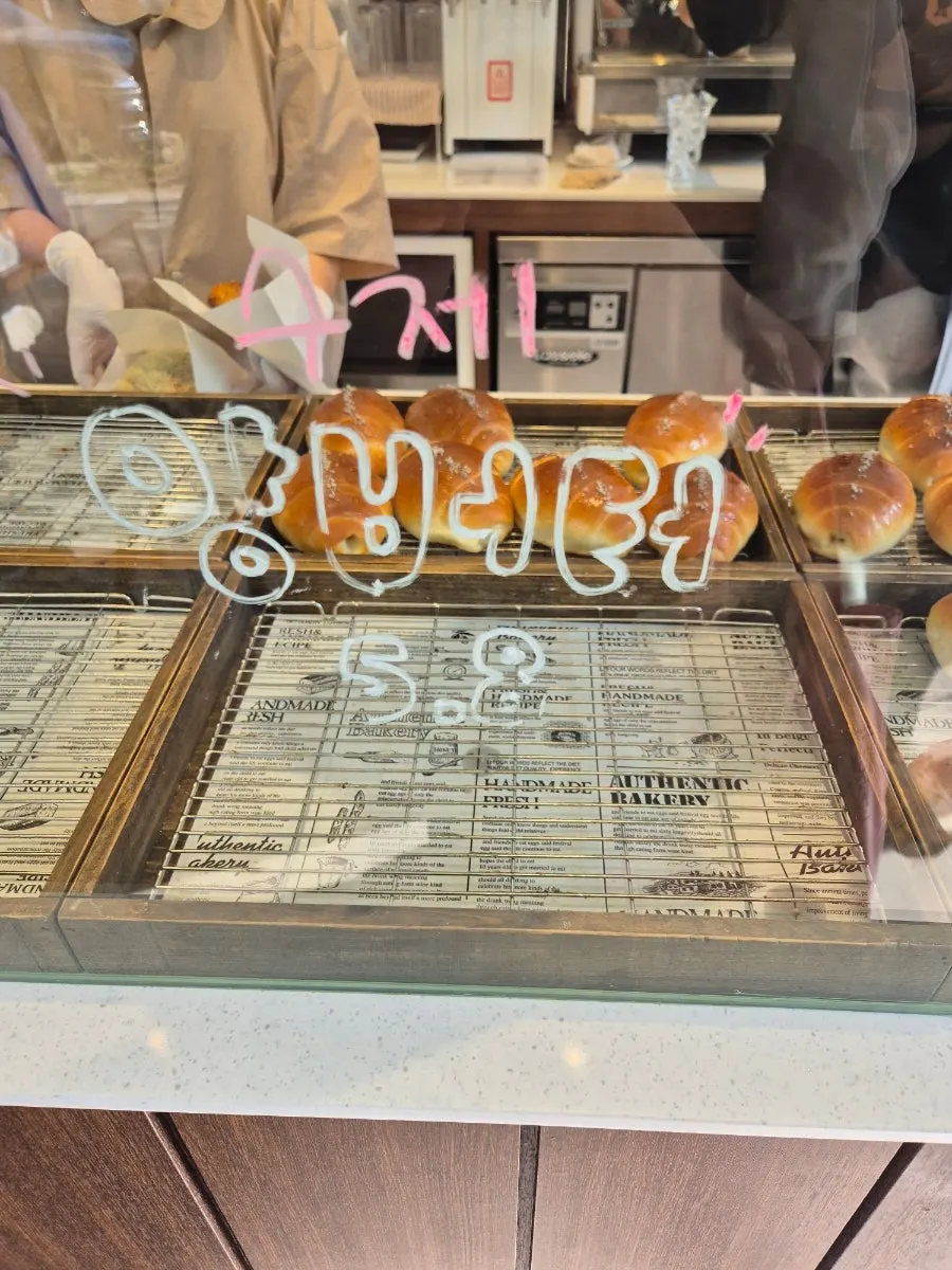 Plain salt bread price tag at ₩3,500