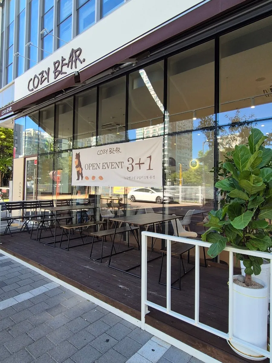 Cafe Cozy Bear exterior nestled between buildings