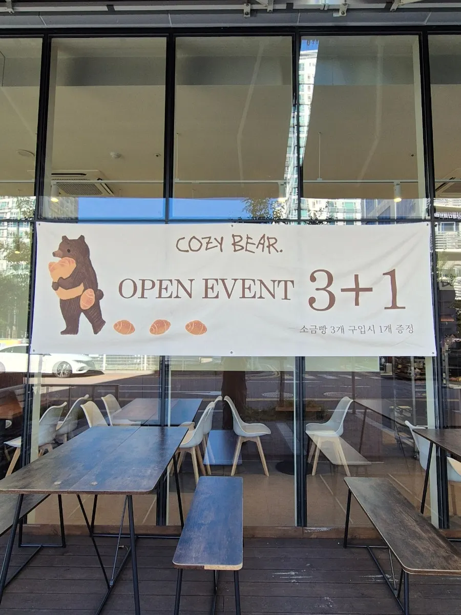 Cafe Cozy Bear sign and exterior