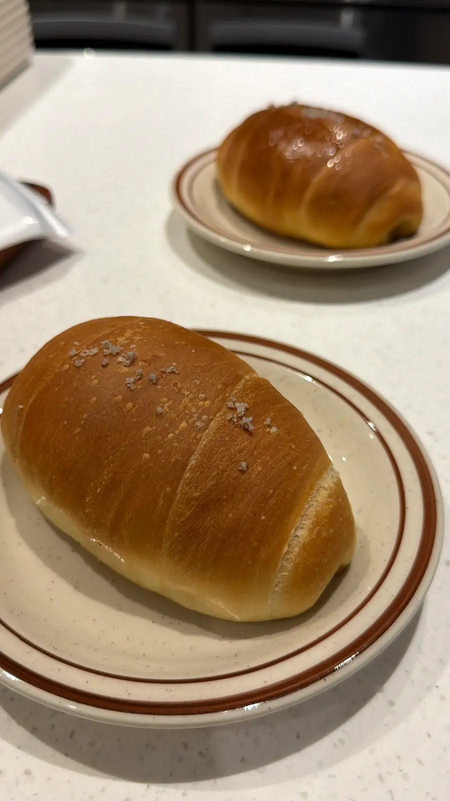 진열대에 놓인 소금빵