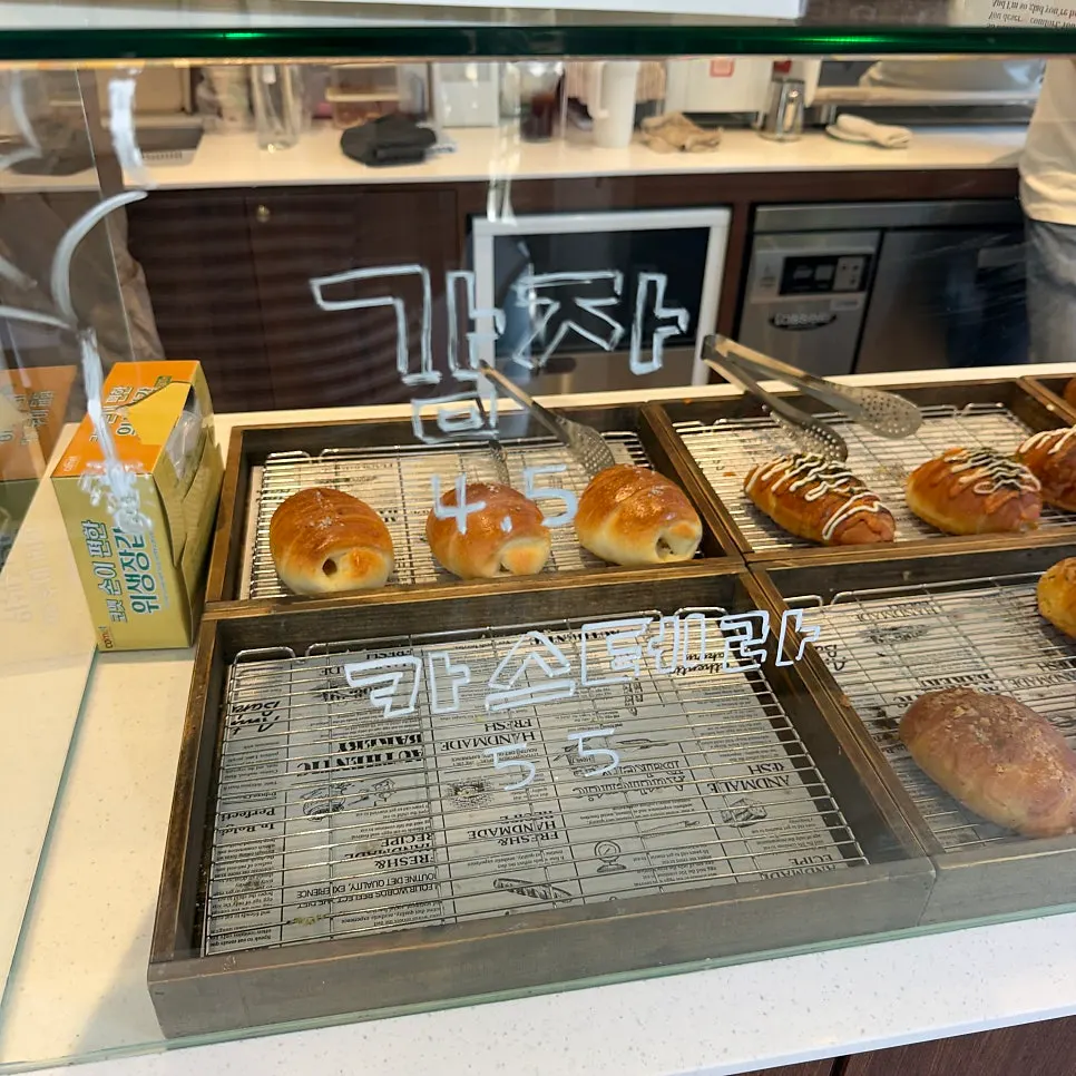 플레인·감자·명란 등 다양한 소금빵 진열