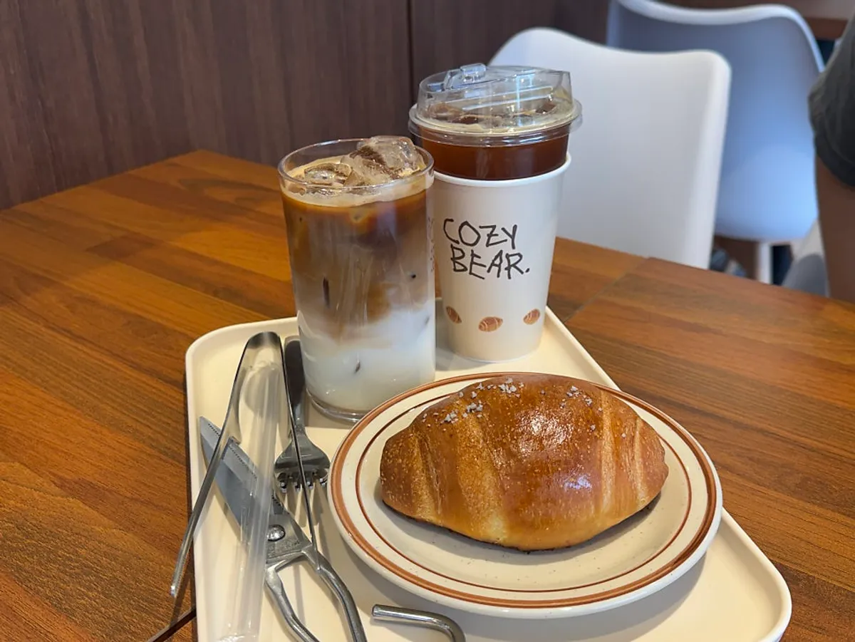 송도 베이커리 카페 코지베어의 소금빵과 커피