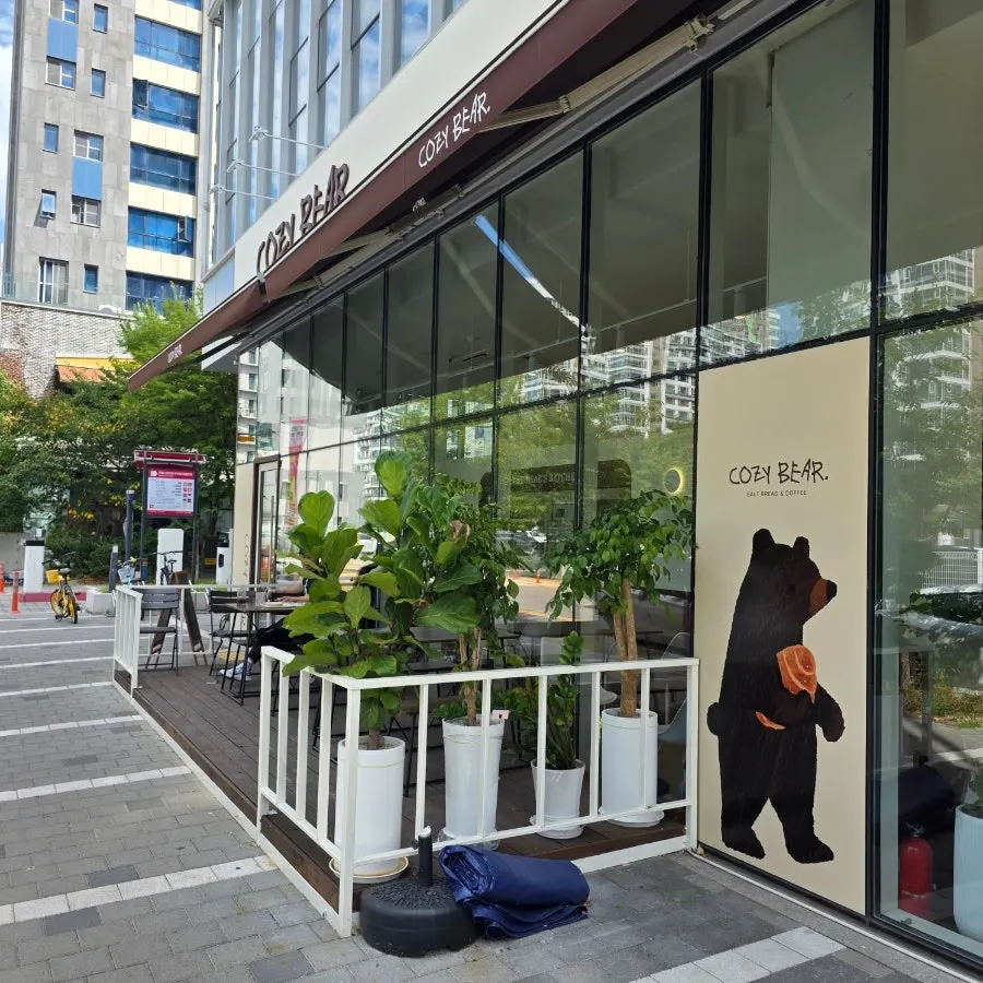 코지베어 매장 앞 야외 테라스 좌석