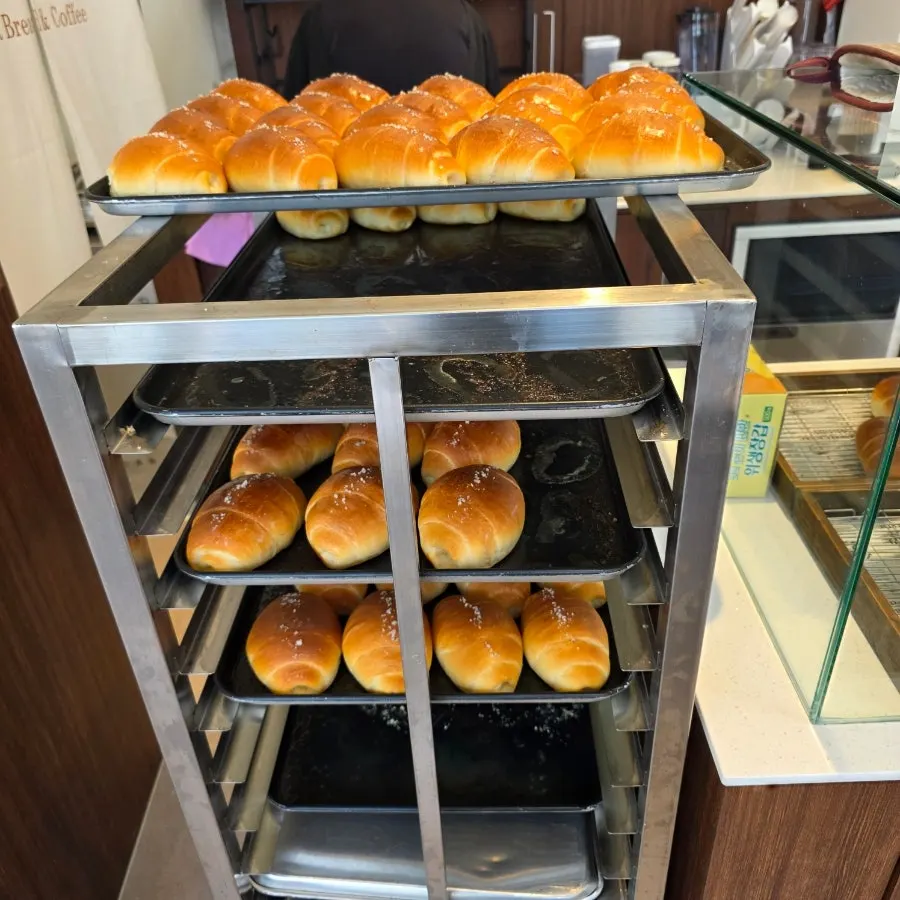 코지베어에서 직접 만드는 소금빵 반죽 공간