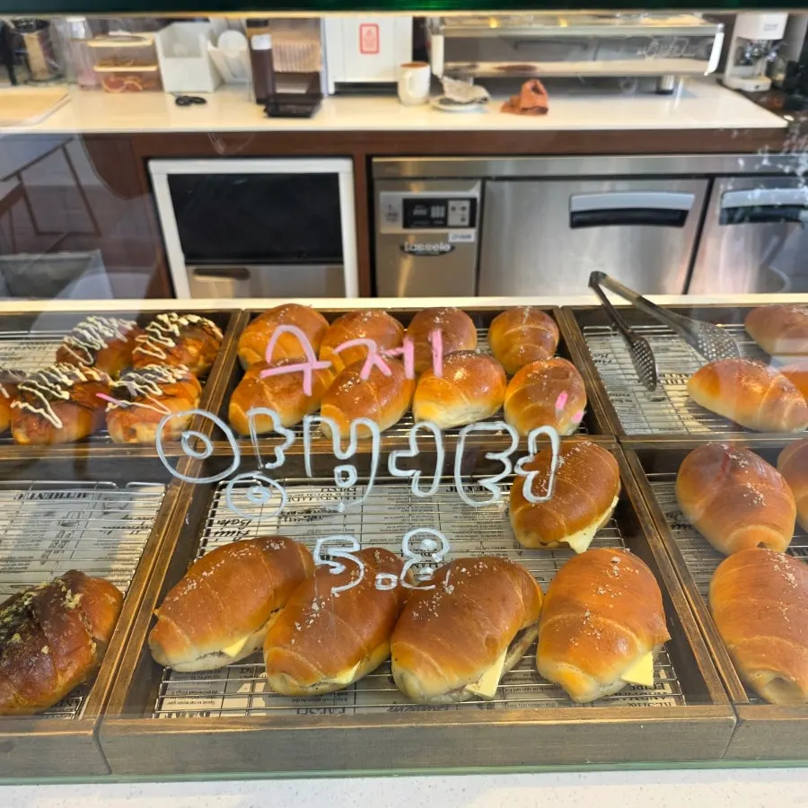 기본부터 다양한 맛의 소금빵 진열 모습