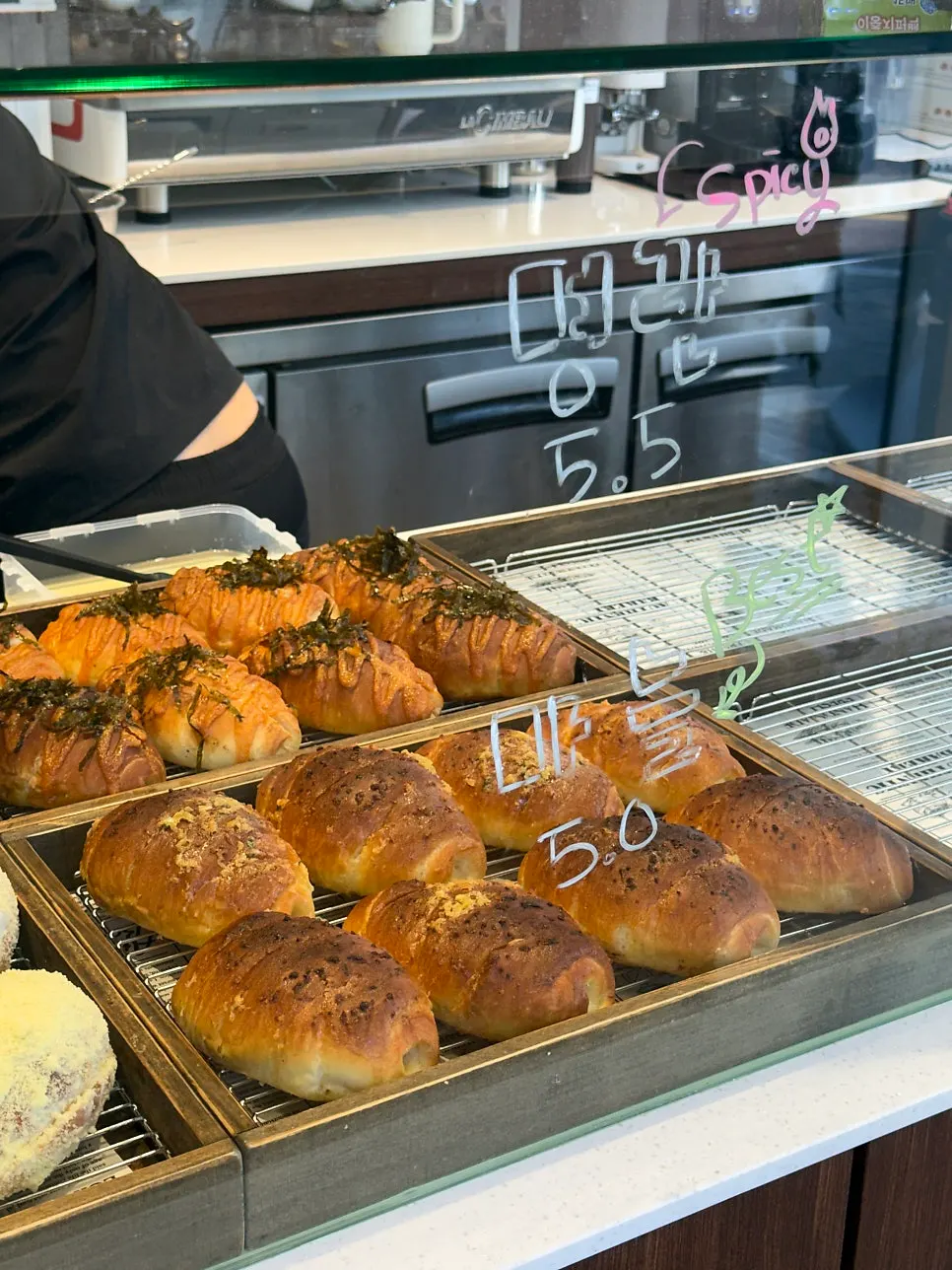 오전 9시 진열된 소금빵 종류