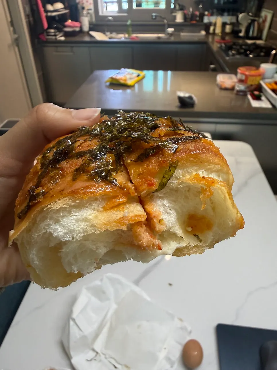 명란 소스가 가득한 명란 소금빵