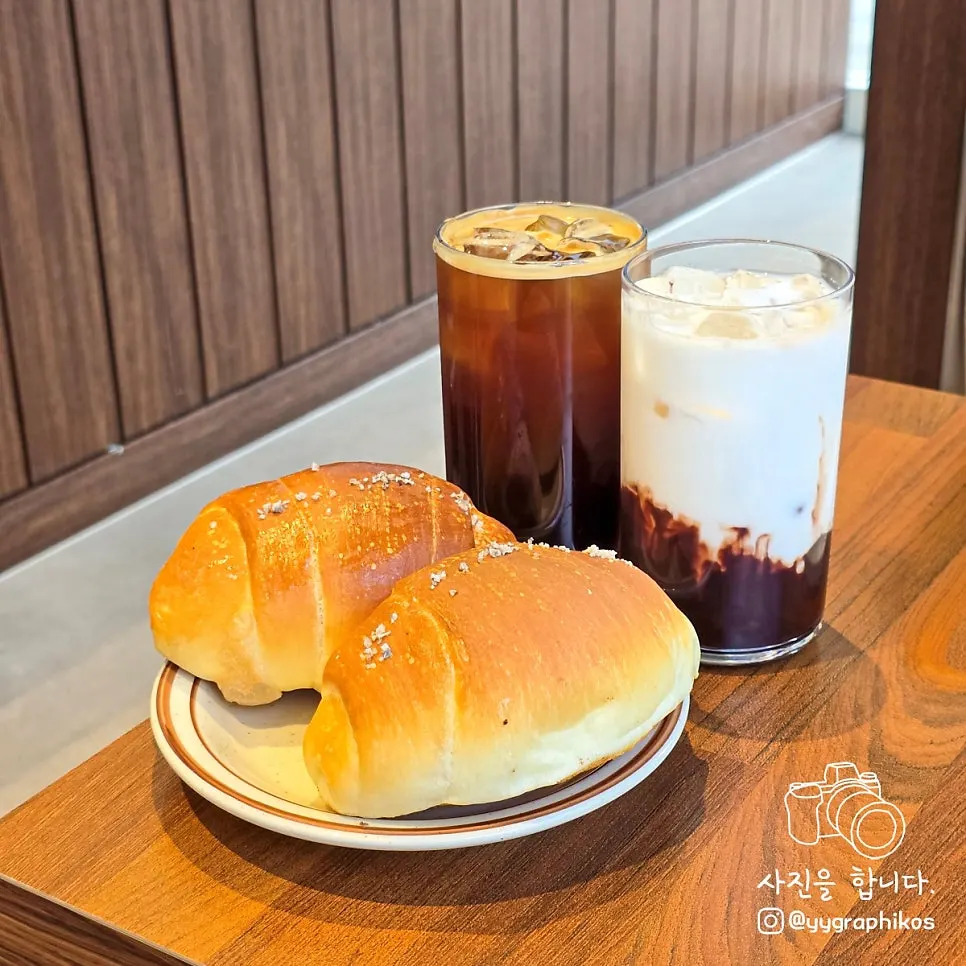소금빵 2종과 아이스 아메리카노, 발로나 초코우유