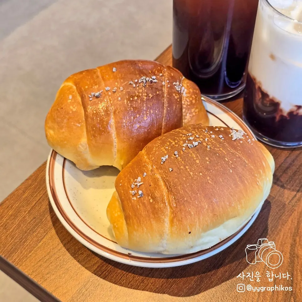일반 소금빵과 감자 소금빵 2종