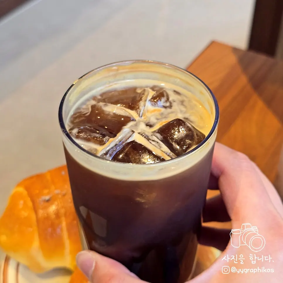 한 모금 마신 아이스 아메리카노