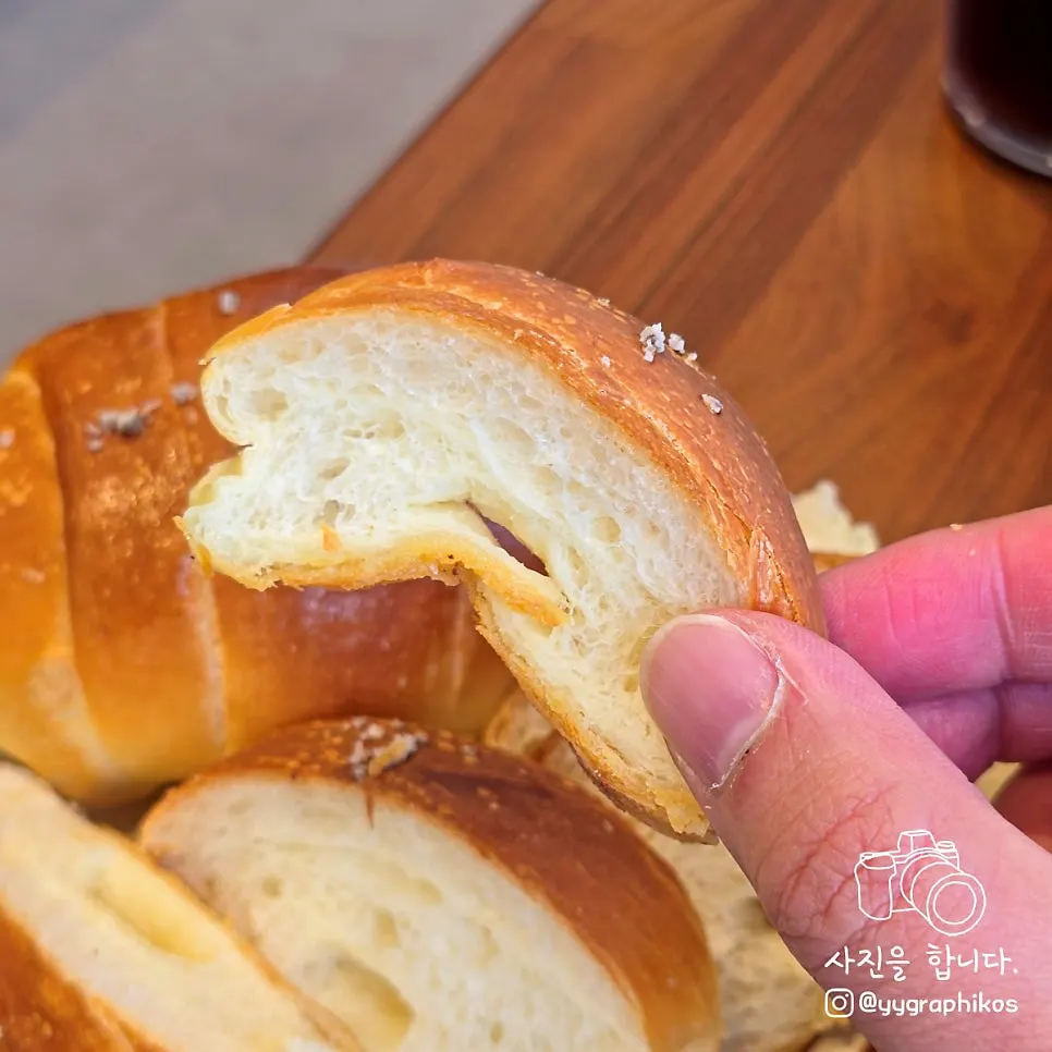 버터 홀이 작은 일반 소금빵 단면
