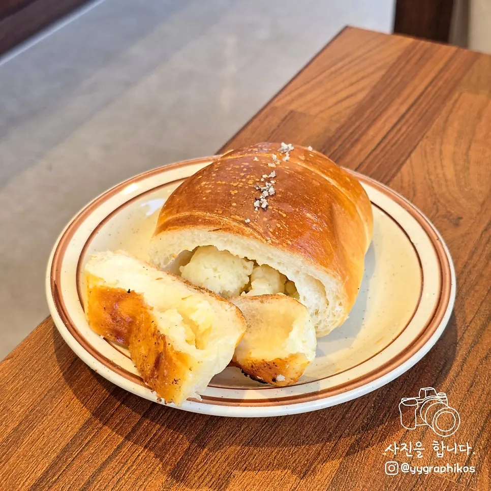 접시에 놓인 감자 소금빵