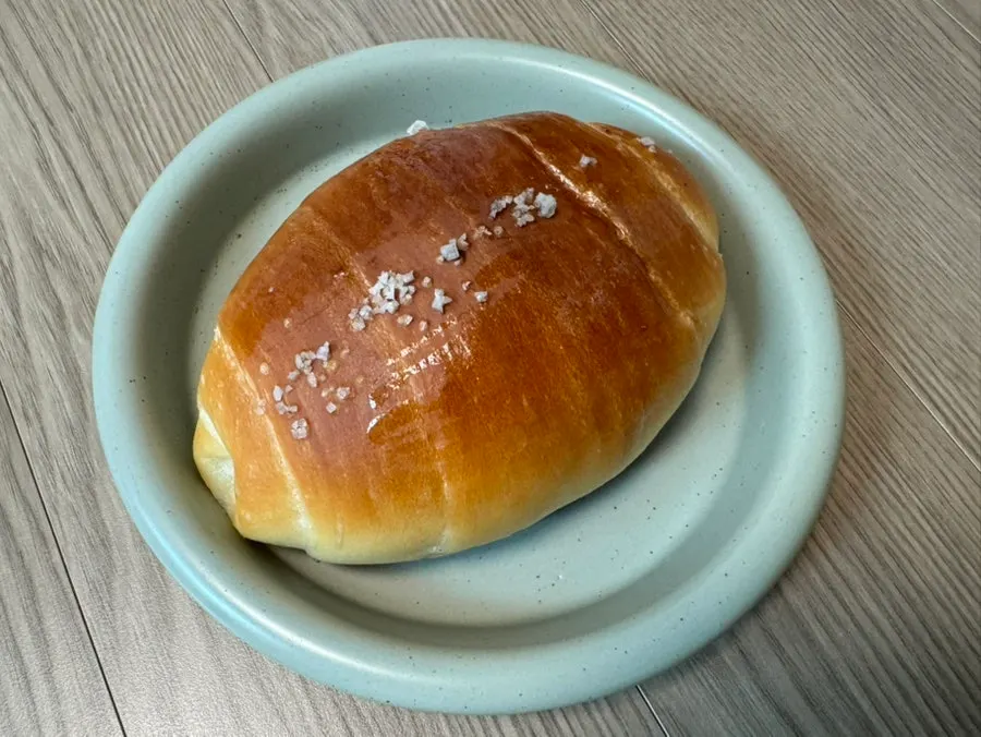 Takeout bag of salt bread brought home