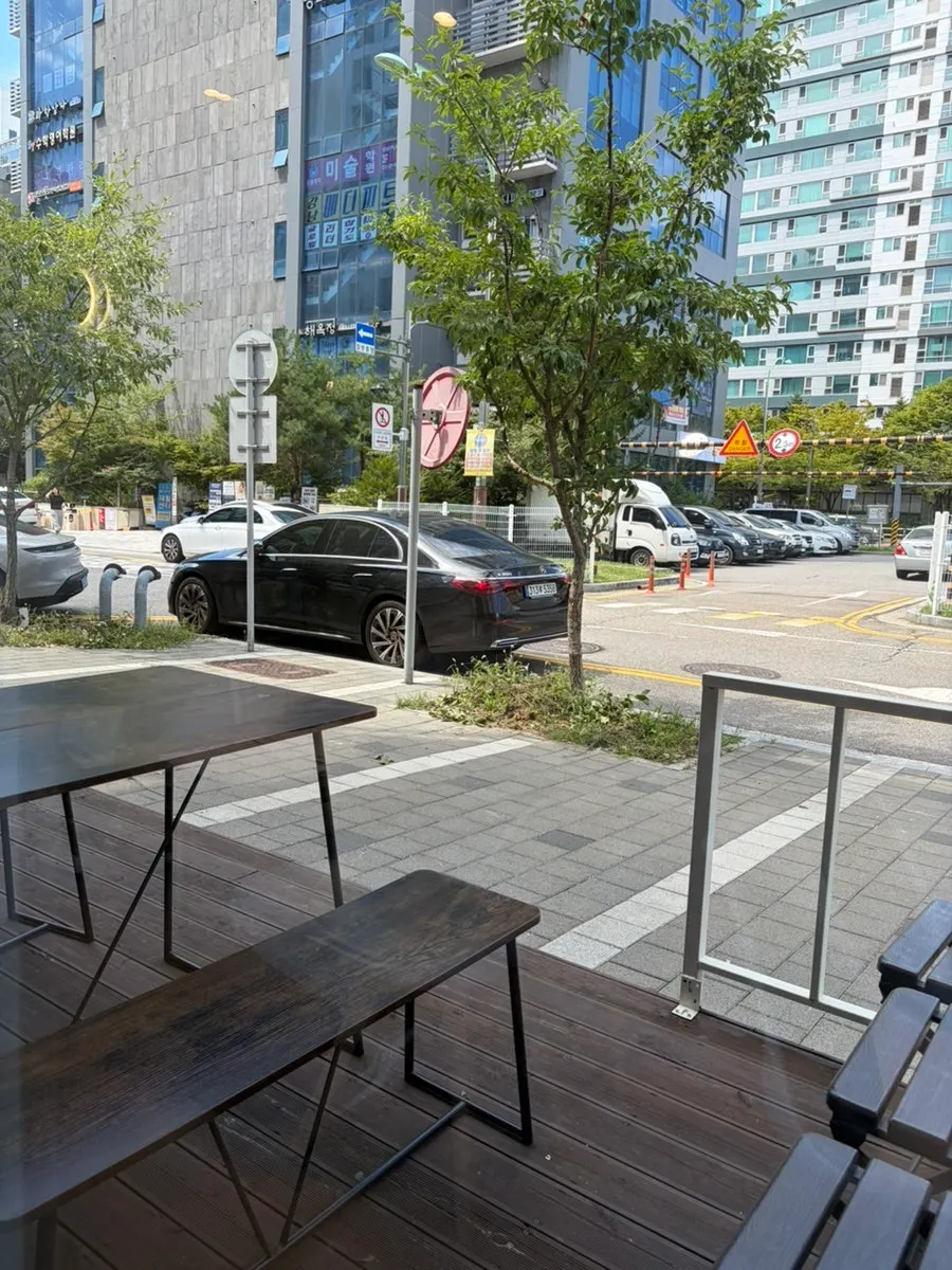 아이보리 브라운 계열의 카페 내부