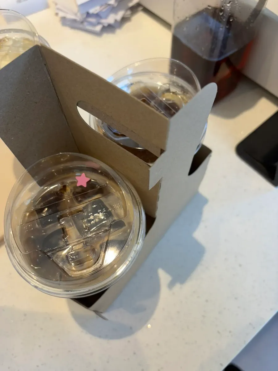 커피와 소금빵 테이크아웃 한 세트