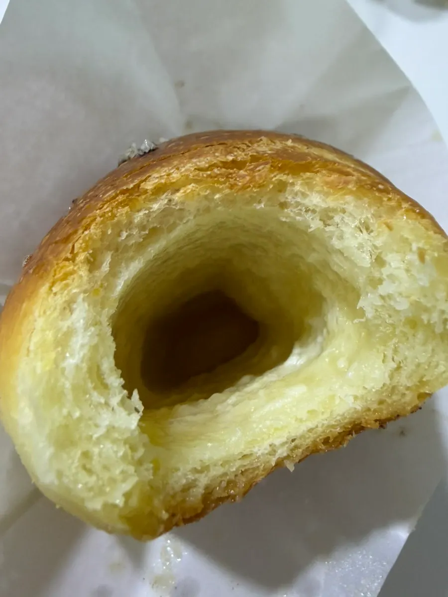 큰 소금 알갱이가 박힌 소금빵