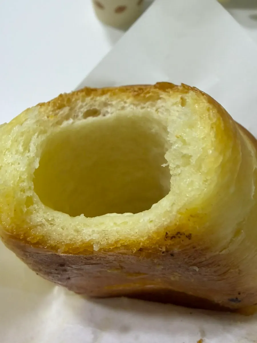 촉촉한 속과 바삭한 겉의 소금빵